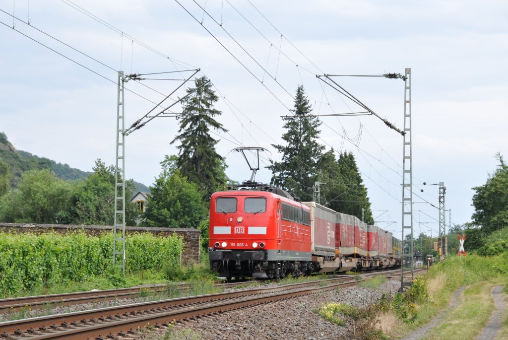 151 006-4 mit einem LKW-Zug bei Leutesdorf am Rhein. Aufgenommen am 16/07/2011.