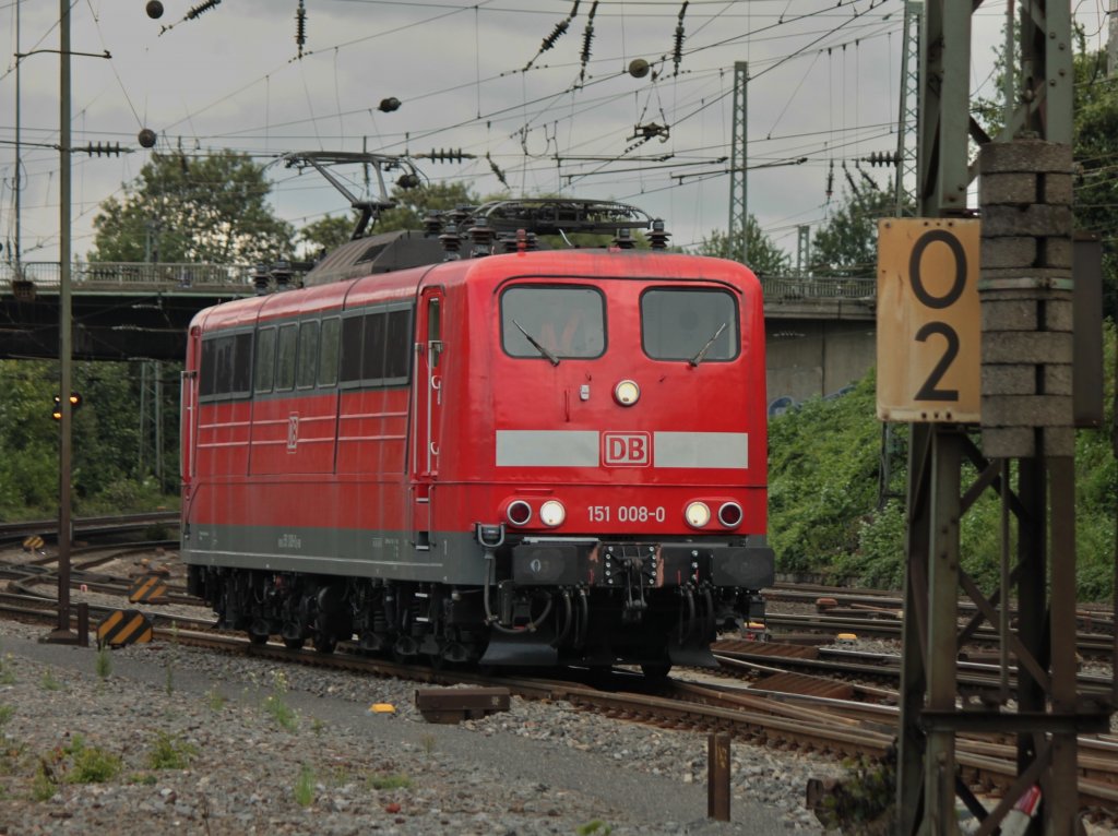 151 008-0 rangiert am 09.08.2011 in Aachen West.