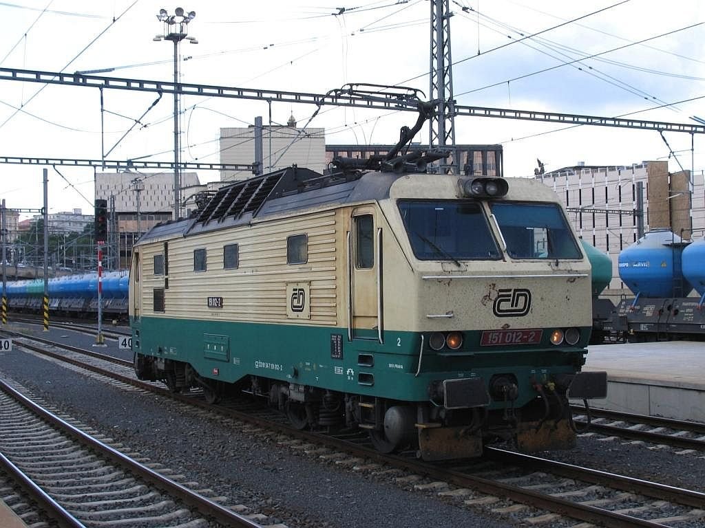 151 012-2 auf Bahnhof Praha Hlavn Ndra am 13-7-2009.