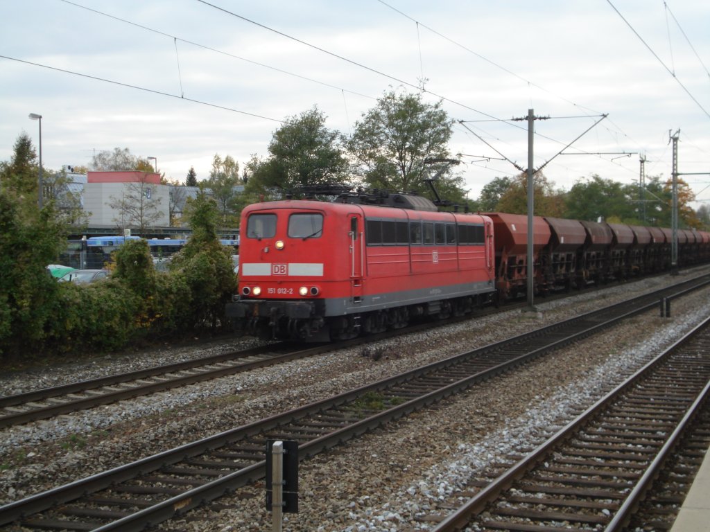 151 012-2 durcheilt am 19.10.10 vor einem Ganzzug aus Fcs den Bahnhof Mnchen-Trudering.