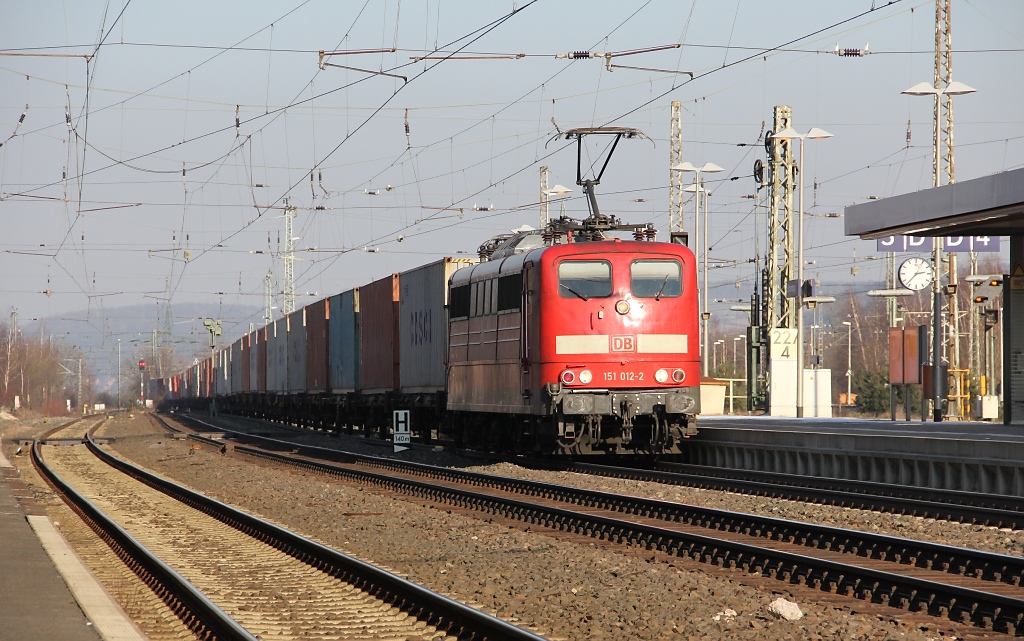 151 012-2 mit Containerzug in Fahrtrichtung Sden. Aufgenommen am 06.02.2012 in Eichenberg.