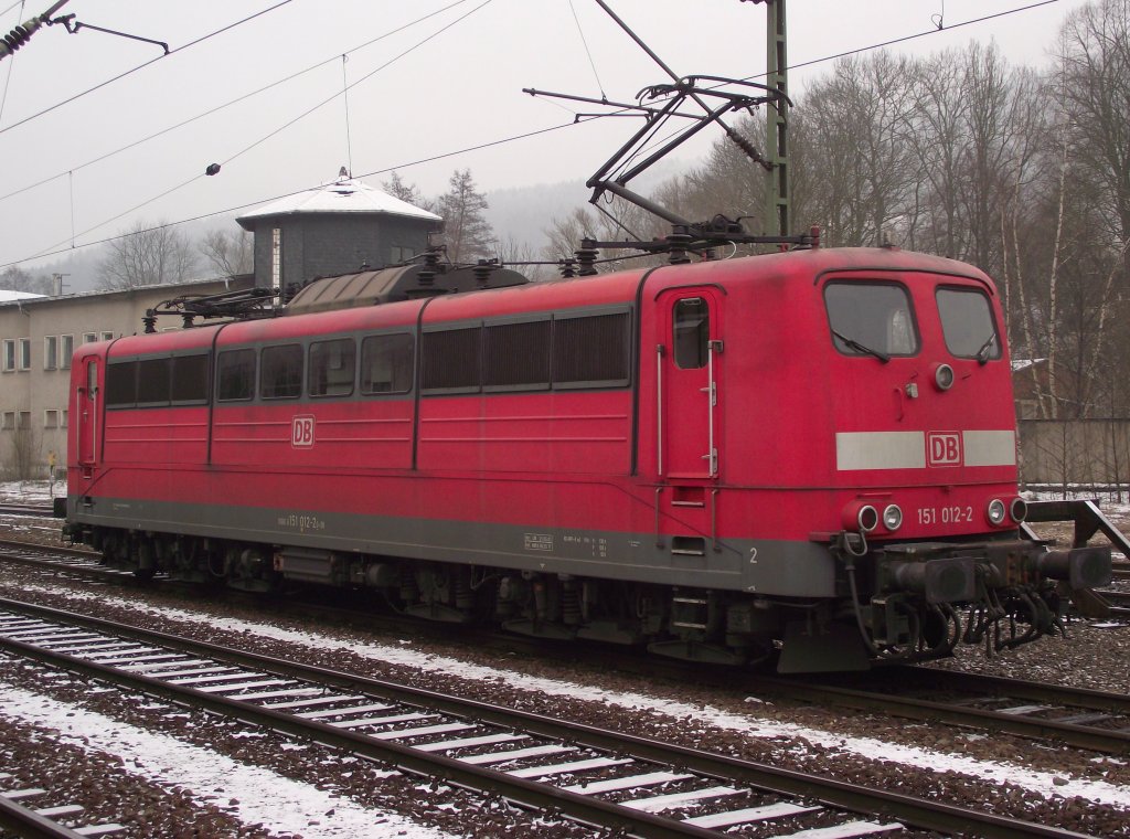 151 012-2 steht am 19. Februar 2011 als Schiebelok in Probstzella abgestellt und wartet auf ihren nchsten Einsatz.