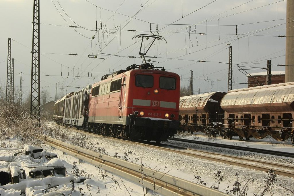 151 012 fhrt am 27. Dezember mit einem gemisxhten Gterzug durch Nordstemmen Richtung Hannover.