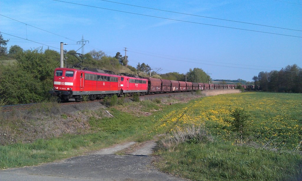 151 014 + 151 040 durchfahren am 01.05.2012 mit einem Schttgutwagenzug das Werntal bei Stetten.