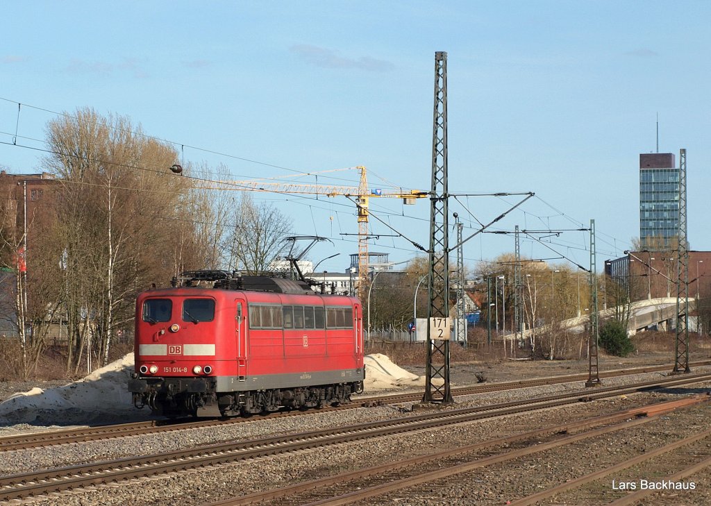 151 014-8 rollt als Lz aus dem Rangierbahnhof Maschen durch Hamburg-Unterelbe Richtung Hafen. Aufgenommen am 02.04.10.