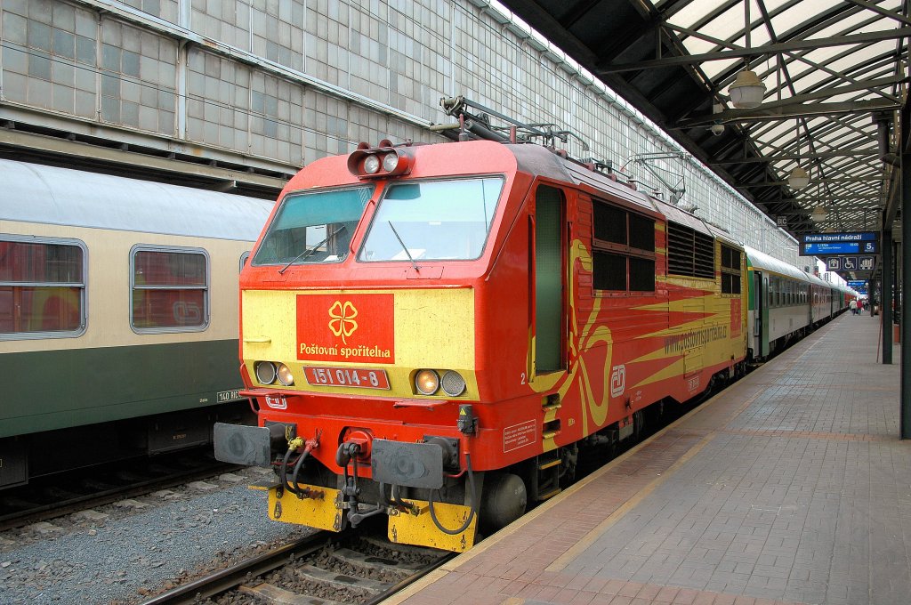 151 014 am 30.09.09 mit IC 531 nach Cesky Tesin in Praha hl. n.