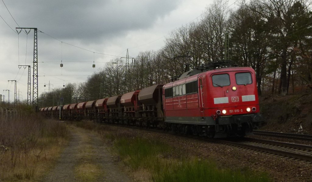 151 015-1 zieht am 24.01.2012 einen Schotterzug durch Kennelgarten