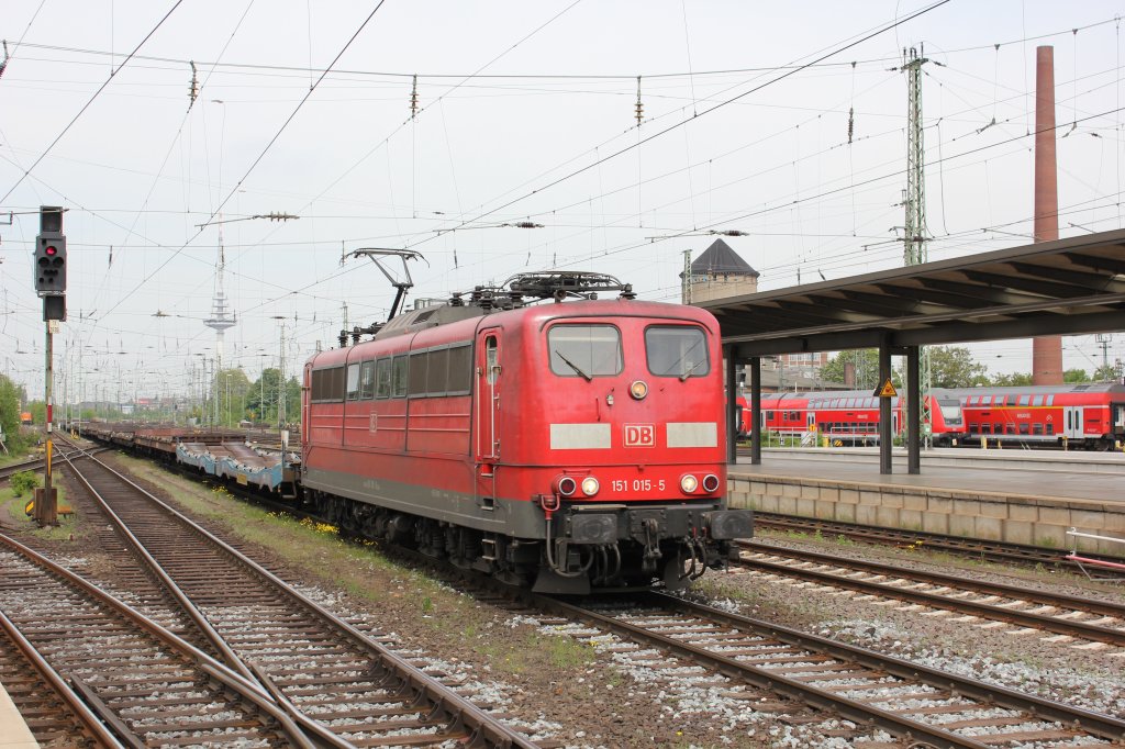 151 015-5 mit einem Flachwagenzug im Bremer Hauptbahnhof. 14.05.2012.