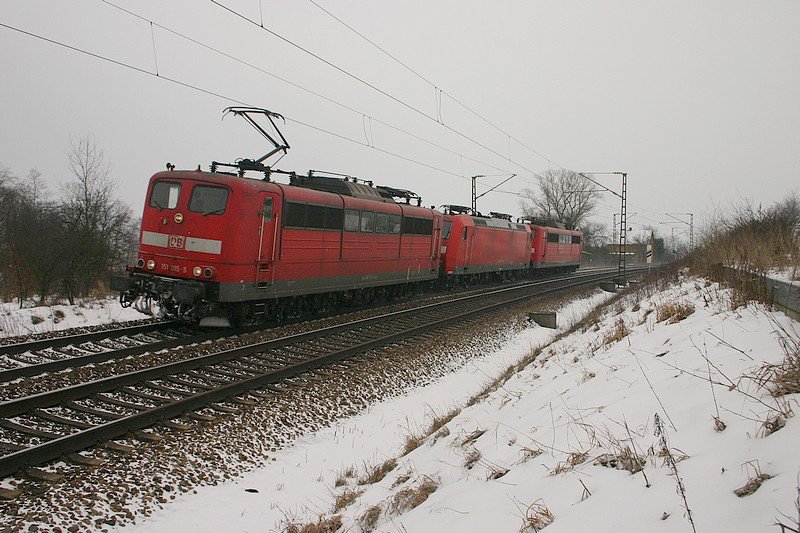151-015 mit einem Lokzug bei Postbauer-Heng,Richtung Nrnberg unterwegs.
(KBS 880,25.01.2010)