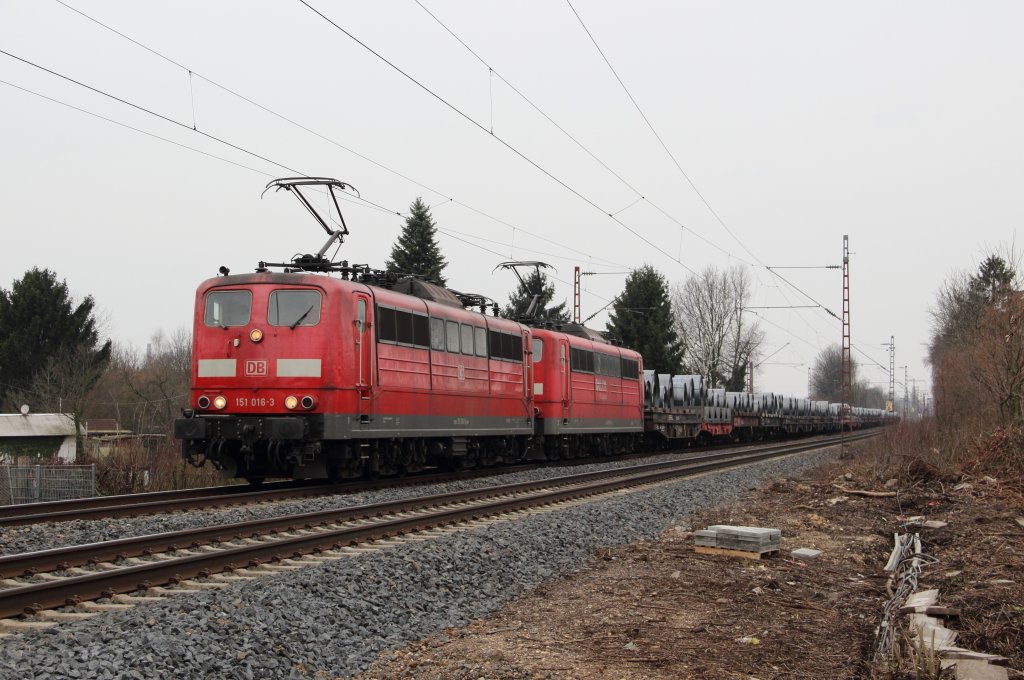 151 016-3 + 151 082-5 mit dem GM 61301 (Oberhausen West - Andernach) in Dsseldorf-Eller am 23.03.13