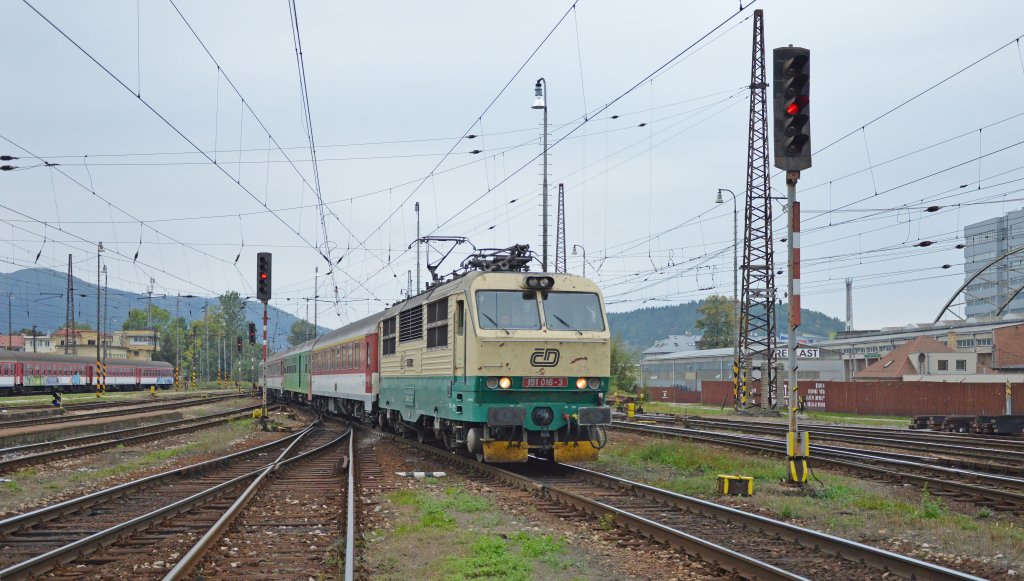 151 016-3 ČD mit Ex 221 „Detvan“ Prag – Zvolen os. st./Altsohl Persbf. endet Fahrt in Sillein; 29.09.2012.