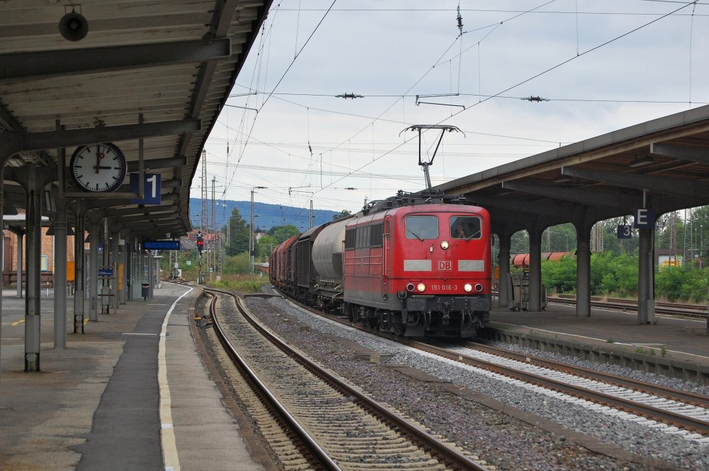 151 016-3 mit einem gemischten Gterzug am 21.09.2011 in Kreiensen