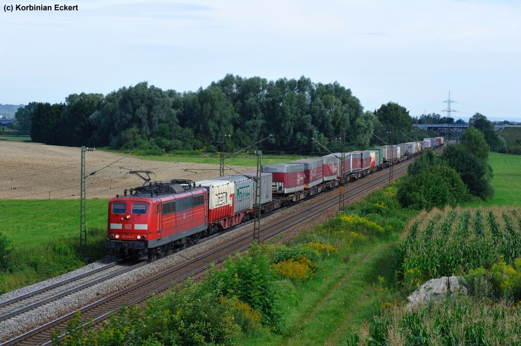 151 016-3 mit einem KLV-Sattelaufliegerzug Richtung Mnchen kurz vor der Durchfahrt in Landweid (Lech), 11.08.2011