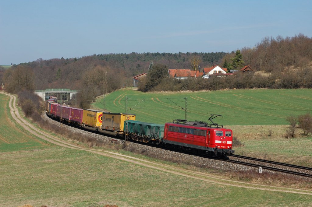 151 016 am 02.04.2011 mit KLV-Zug  bei Edlhasuen