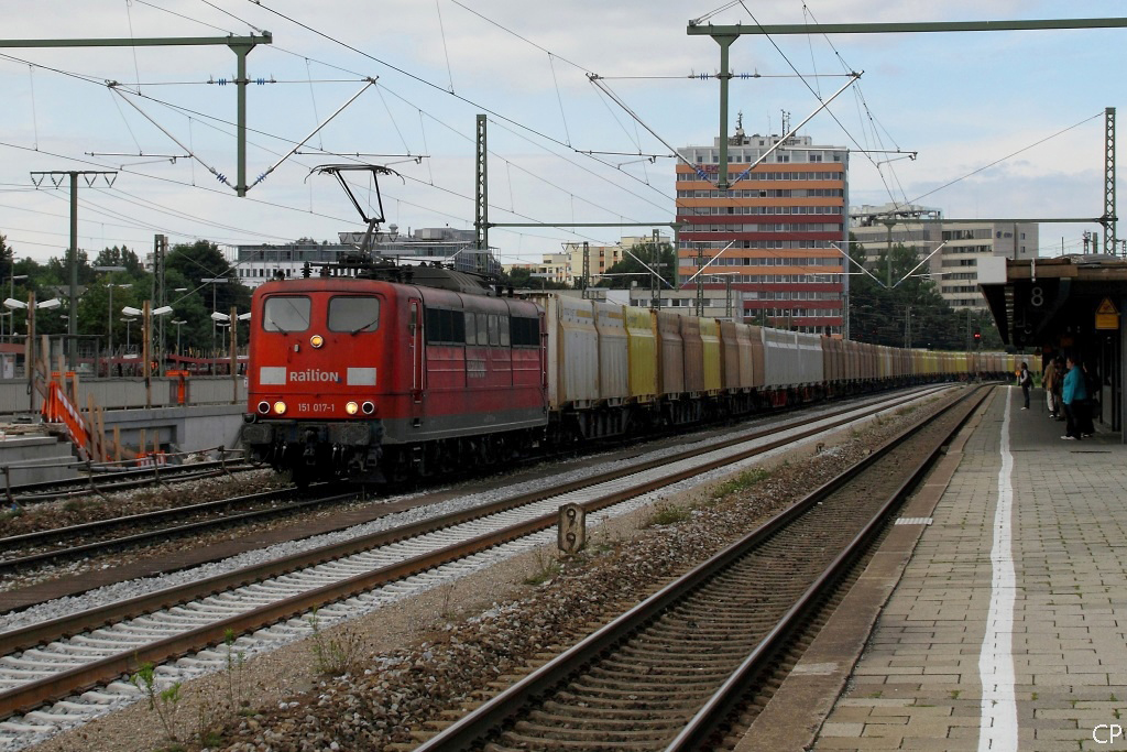 151 017-1 durchfhrt am 24.8.2010 mit einem Containerzug Mnchen-Ost. 