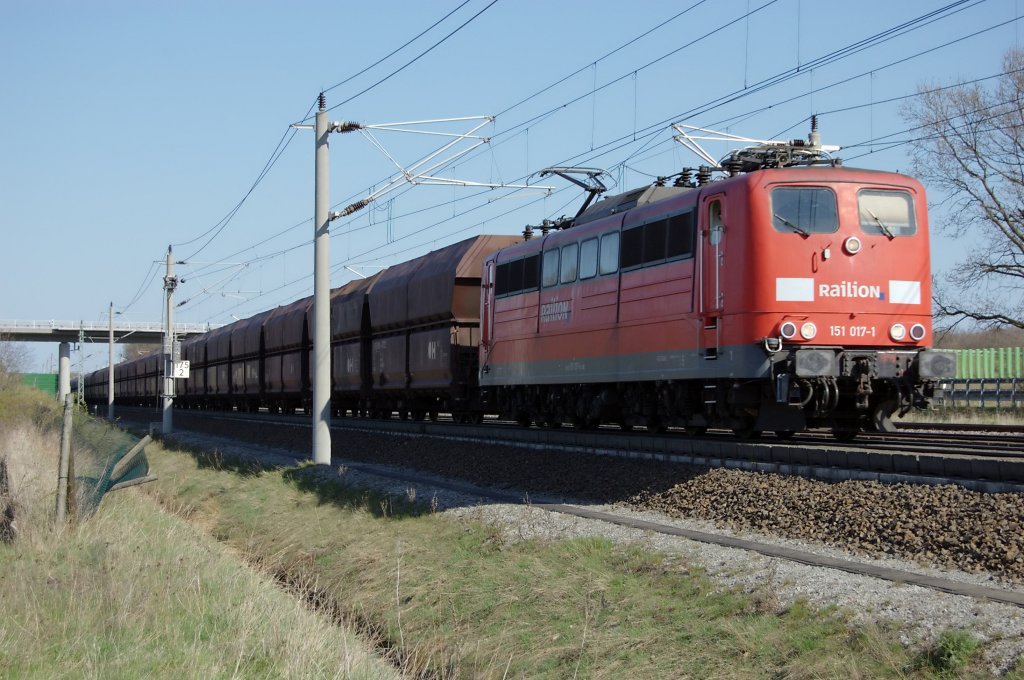 151 017-1 mit einem Falns Wagen Gterzug zwischen Growudicke und Rathenow. 17.04.2010