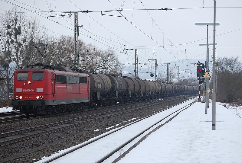 151 017-1 mit einem Kesselwagenzug am 9.2.2010 durch Kreiensen