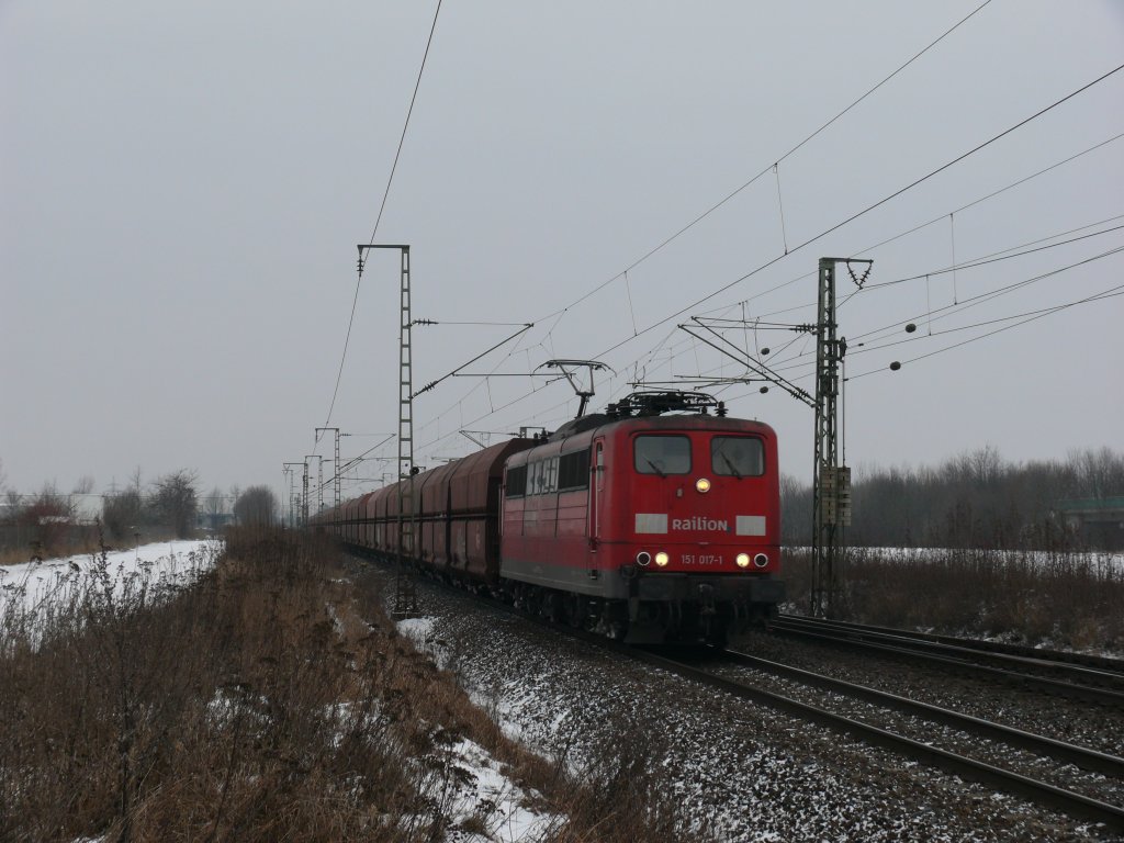 151 017-1 mit einem Kohlebomber kurz vor Obertraubling, 9.01.2010