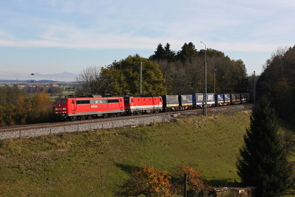 151 018 + 1144 255 mit einem KLV Zug am 28.10.2011 in Aling.