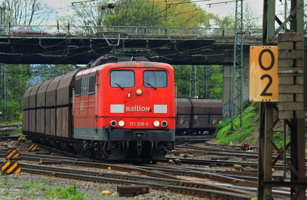 151 018-9 zieht am 29.04.2012 einen leeren Kohlenzug aus Richtung Kln kommend durch die letzte Kurve vor Aachen West.