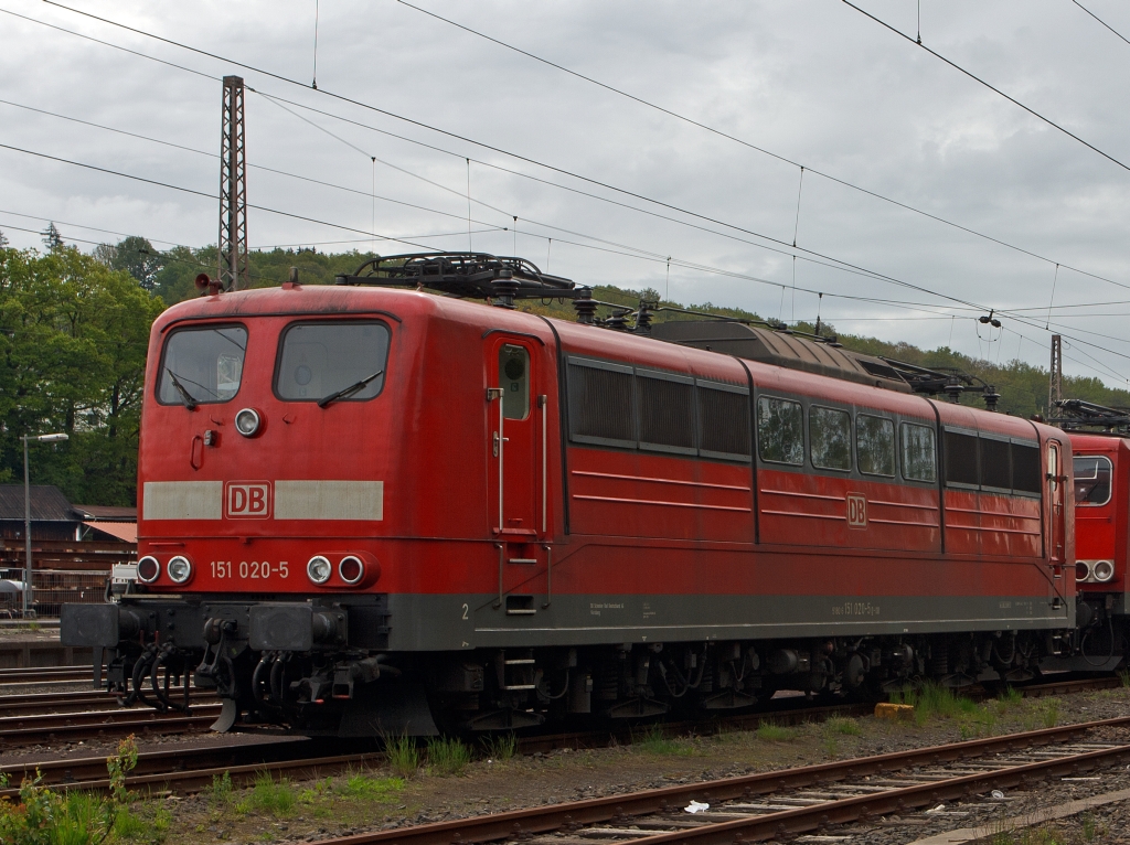 151 020-5 der DB Schenker Rail abgestellt am 18.05.2012 in Kreuztal.