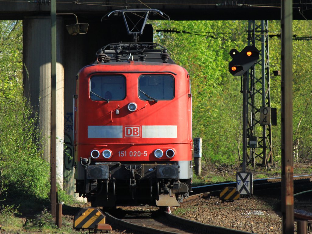 151 020-5 rangiert am 09.04.2011 in Aachen West