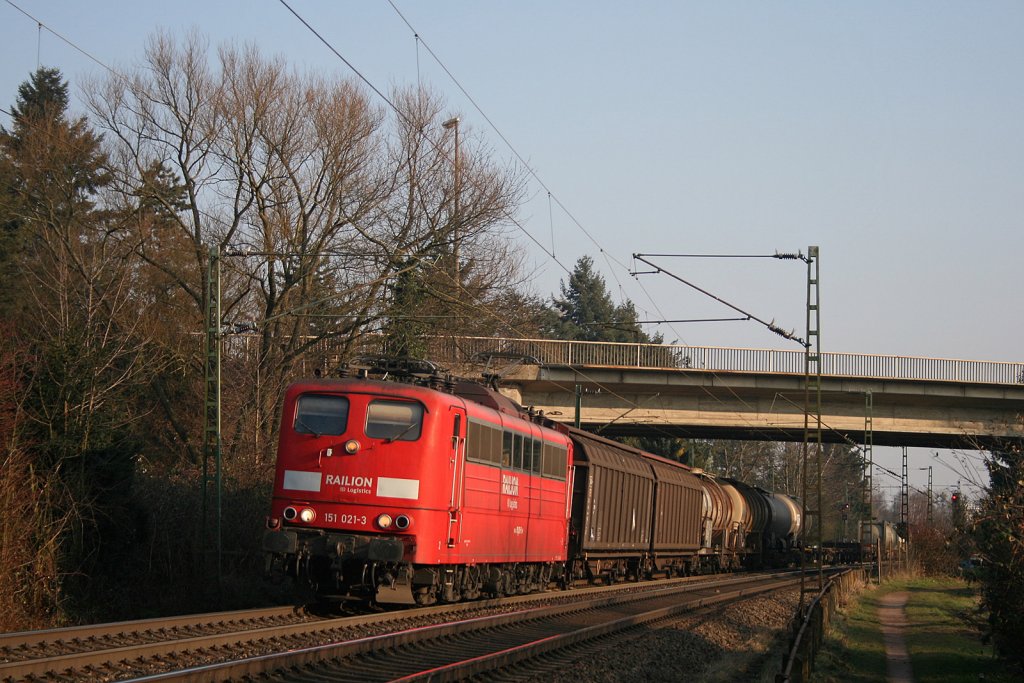 151 021-3 zieht einen gemischten Gterzug bei Hanau-Wilhelmsbad in Richtung Frankfurt. 22.02.11