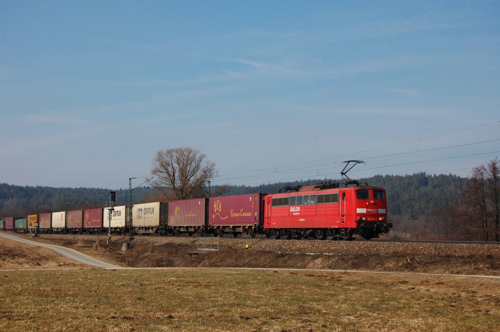 151 021 am 05.03.2011 mit Containerzug bei Plling