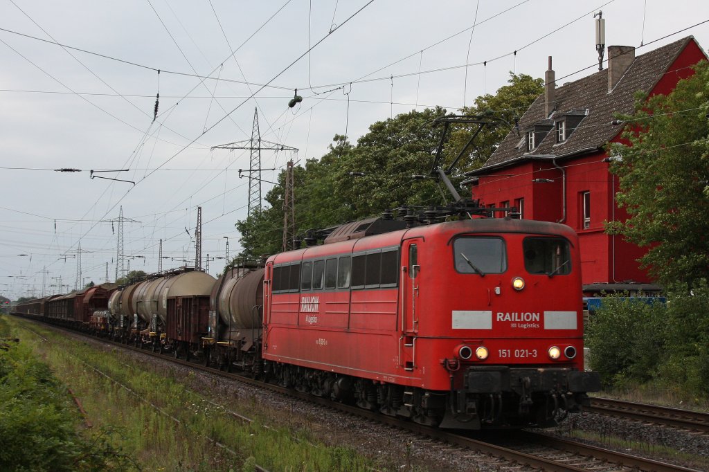 151 021 am 10.8.11 mit einem gemischten G�terzug bei der Durchfahrt durch Ratingen-Lintorf.