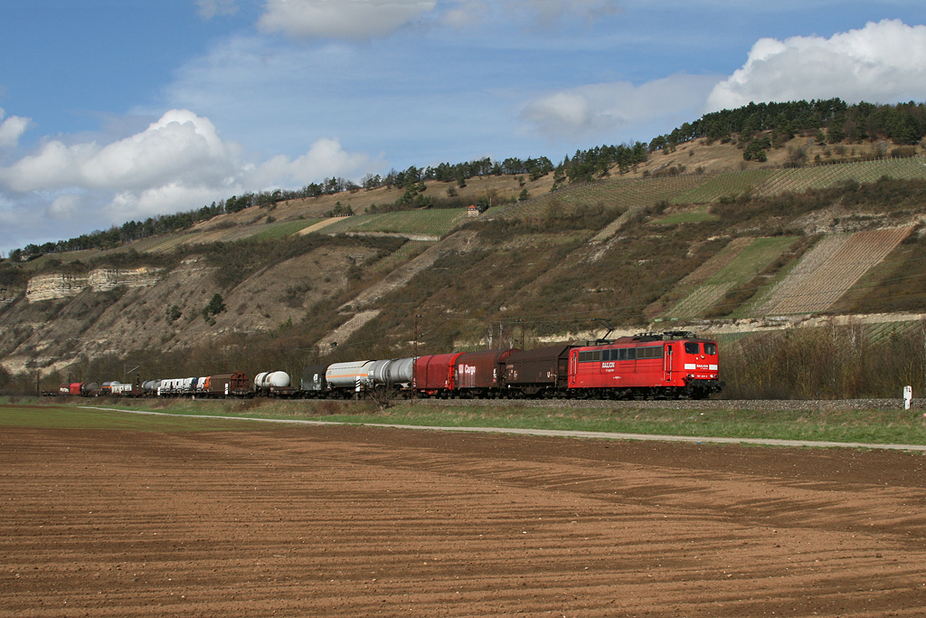 151 021 mit einem gemischten Gterzug am 31.03.2010 bei Thngersheim im Maintal.