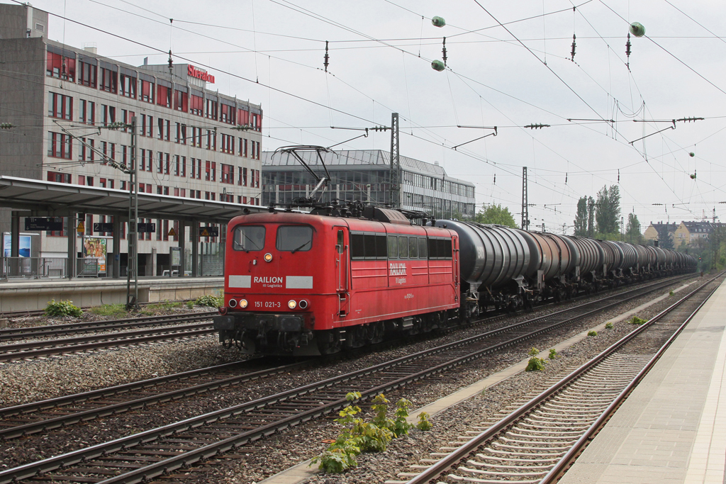 151 021 mit einem Kesselwagenzug am 28.04.2011 am Heimeranplatz in Mnchen.