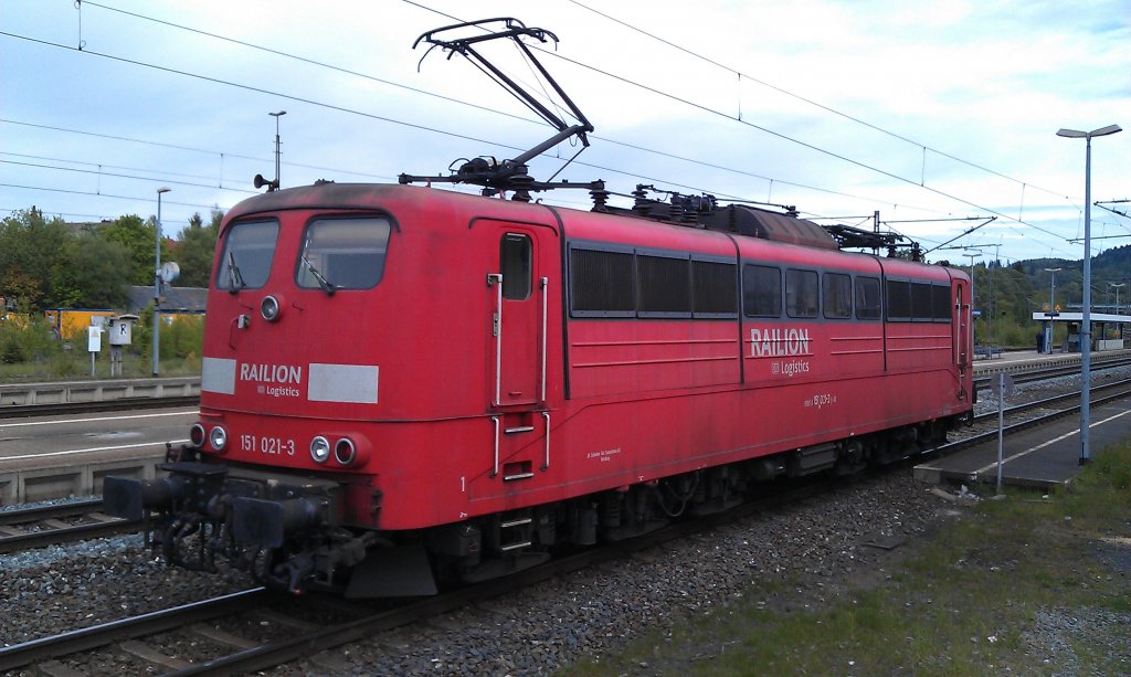 151 021 steht am 18.05.2012 in Pressig-Rothenkirchen und wartet auf weitere Schubdienste. 