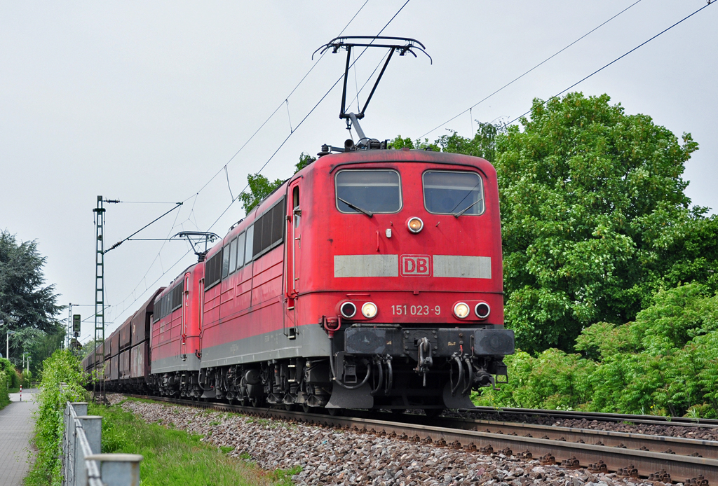 151 023-0 Doppeltraktion mit Schttgutwagen durch Bonn-Beuel - 06.05.2011