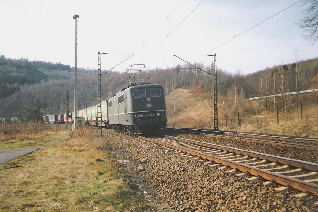 151 023-5 legt sich mit ihrem Gz bei Kleinvach (zwischen Eschwege West und Bad Sooden Allendorf) in die Kurve. Aufgenommen Frhjahr 1994 (Foto-Scan).