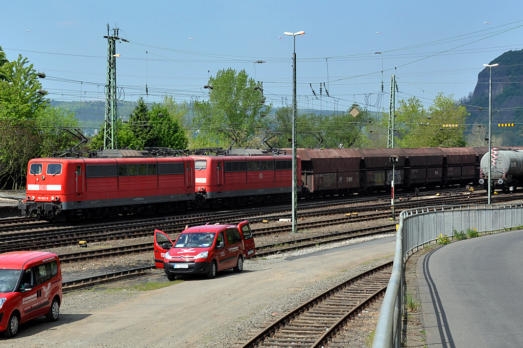 151 023-9 in Doppeltraktion mit Schttgutwagen in Linz/Rhein - 06.05.2013