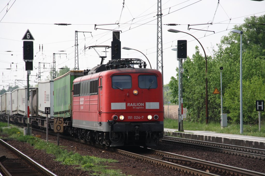 151 024-7 begegnete mir am 4.Mai 2012 in Priort mit einem Gz mit Sattelauflieger