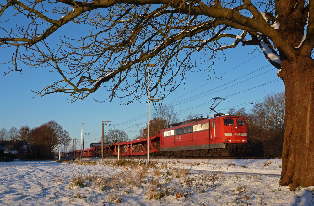 151 024-7 fuhr am 06.12.2012 mit einem leeren Autozug von Emden nach Osnabrck, hier in Leer.