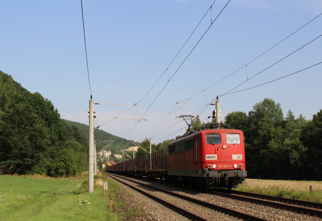 151 024-7 der RBH mit einem Leerholzzug am 03.08.13 in Remschtz.