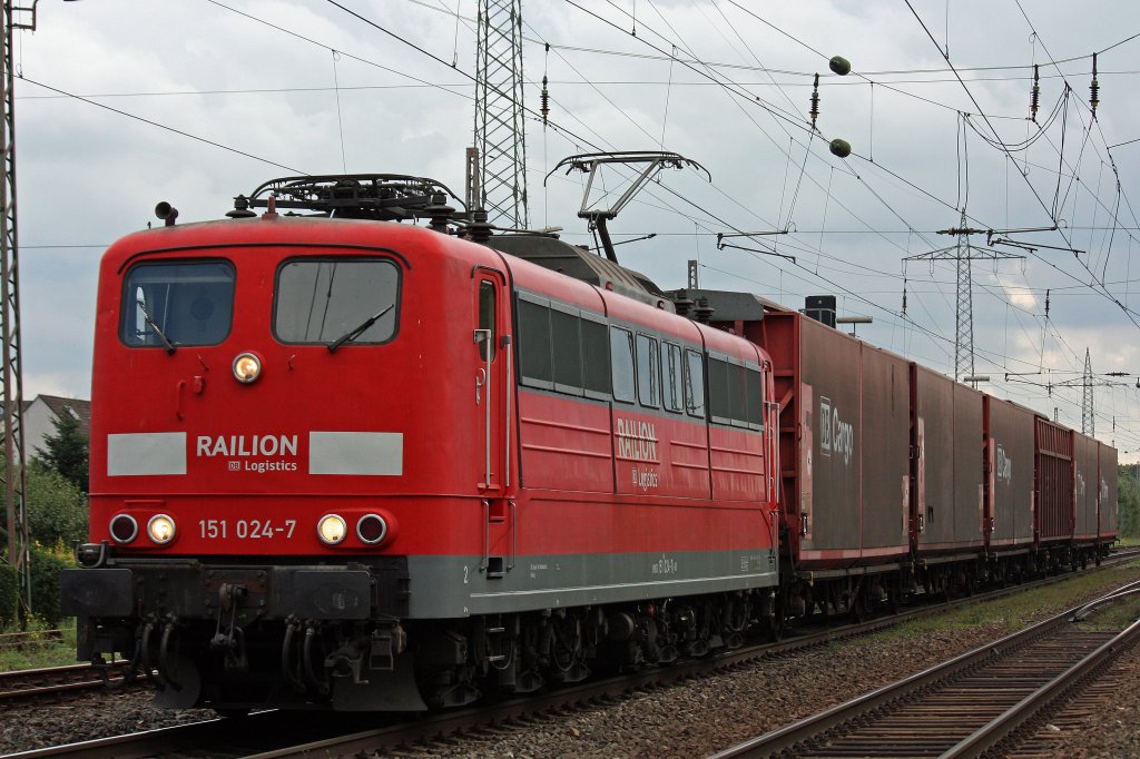 151 024-7 zog am 29.9.12 einen kurzen Autoteilezug durch Ratingen-Lintorf.
