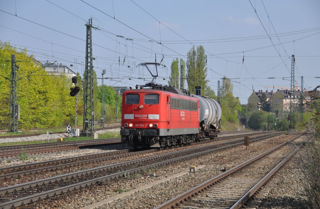151 024 mit einer bergabe in Mnchen-Heimeranplatz am 19.4.2011
