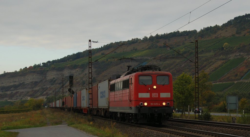 151 025-4 mit Containerzug, fhrt bei Einbruch der Dunkelheit in Thngersheim Richtung Wrzburg. 01.10.2012