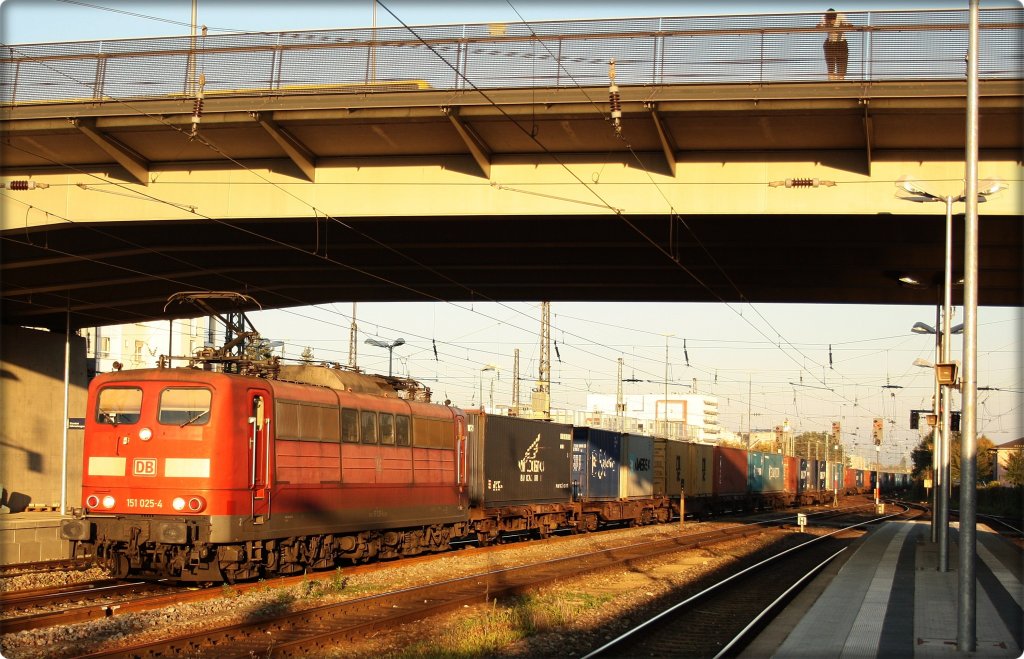 151 025 mit Containers gen Nrnberg am 04.10.2010 in Regensburg. 