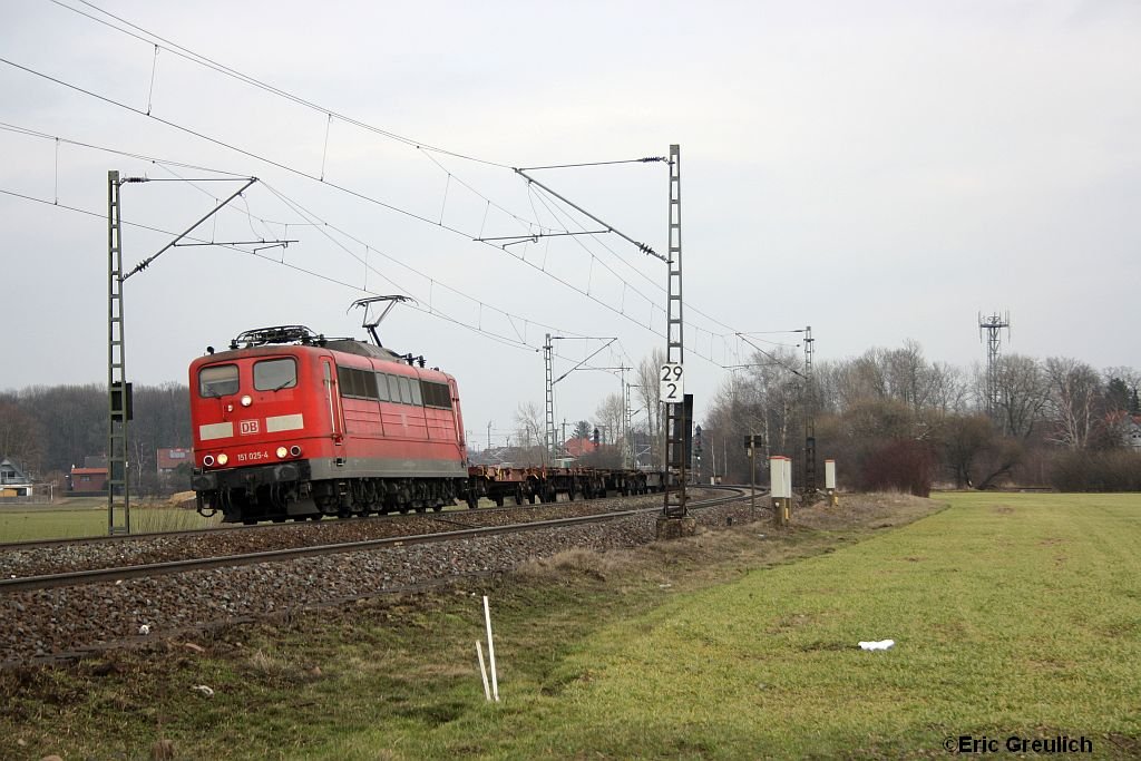 151 025 mit einem leeren Containerzug am 19.3.10 in Hohnhorst.