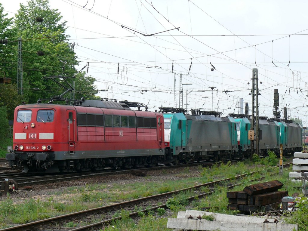 151 026-2 als Lokzug mit den Cobra-Loks 2807, 2822 und 2830 am Haken verlsst Aachen-West in Richtung Kln. Aufgenommen am 17/05/2010.