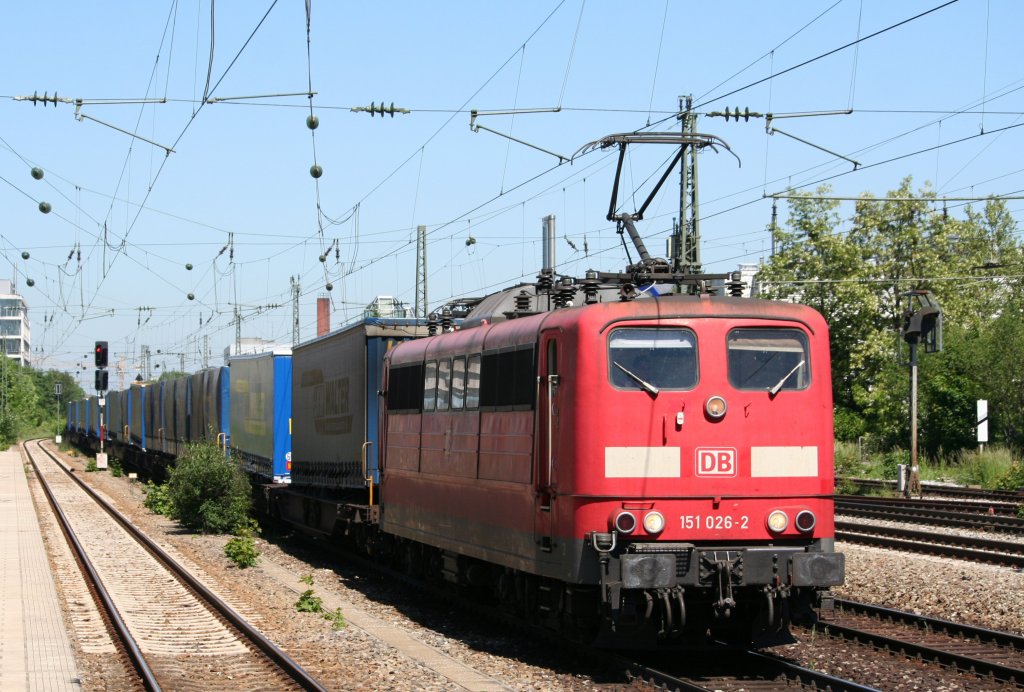 151 026-2 mit einem Gterzug in Mnchen Heimeranplatz, 05.06.10