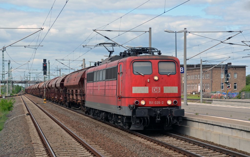 151 026 zog am 13.05.12 einen Schwenkdachwagenzug durch Bitterfeld gen Halle/Leipzig.