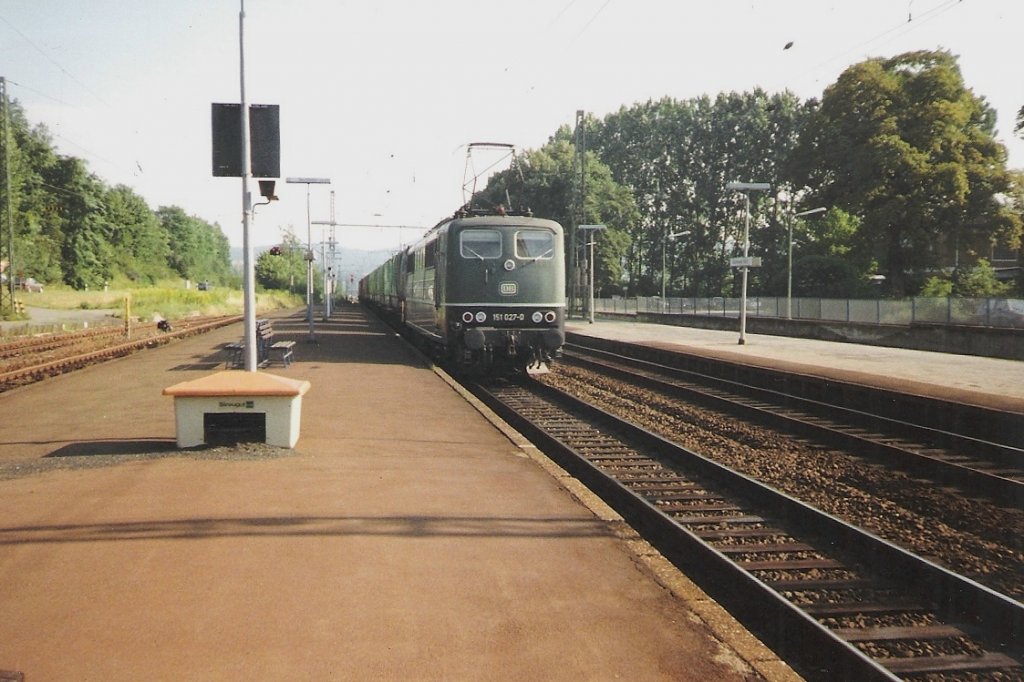 151 027-0 fhrt mit einem Containerzug durch den Bahnhof Eschwege West.Aufgenommen Sommer 1994 (Foto-Scan).