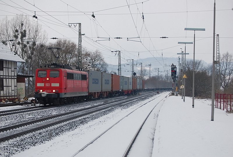 151 028-0 mit einem Containerzug am 30.01.2010 durch Kreiensen