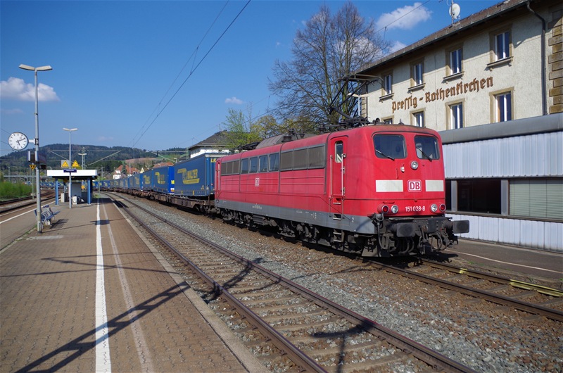 151 028 ist am 05.05.2013 als Schublok f�r den Lkw-Walter Klv eingeteilt. 