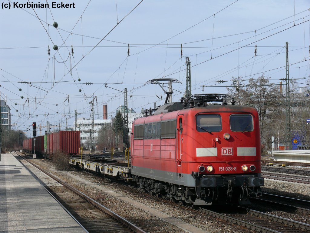 151 028 mit einem Containerzug richtung Ostbahnhof am Heimeranplatz, 20.03.2010